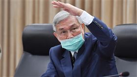 楊金龍公布購屋貸款成數等4大限令（3）央行總裁楊金龍7日舉行記者會表示，考量全球經濟不確定性仍高，不希望銀行過度集中不動產授信，將影響信用資源配置，因此有4項修正項目，自12月8日生效。中央社記者鄭清元攝　109年12月7日