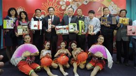 中市府結合網路商城設置平台  推廣農特產品台中市政府農業局8日聯合台中市各區農會舉行「2021牛轉乾坤好禮季」活動，宣布與網路商城合作建置「台中優質農產專區」，行銷台中優質農特產品。中央社記者郝雪卿攝  109年12月8日