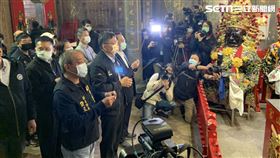 台北市長柯文哲出席青山宮檢討會議，事前拈香祈福。（圖／記者陳宜加攝影）