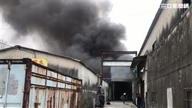 台北市北投區洲美街汽修廠發生火警。（圖／翻攝畫面）