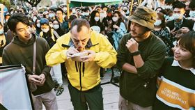 港星黃秋生品嚐好市邸家市集美食（好市邸家市集提供）