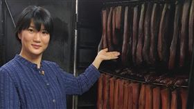新住民手作湖南臘肉  融合兩岸美好味道來自中國湖南的新住民歐陽玲麗手作湖南臘肉，以檜木、龍眼木混合煙燻，融合兩岸美好味道，成為番路鄉十大特色民宿商品。（移民署提供）中央社記者蔡智明傳真  109年12月8日