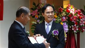 蘇佐政接農業金庫總經理  助推百億畜產升級計畫全國農業金庫8日舉行布達典禮，由合庫金控副總經理蘇佐政（右）接任總經理，蘇佐政表示上任後將推動4大任務，包含配合推動百億畜產升級計畫，110年農業放款目標新台幣330億元。中央社記者楊淑閔攝  109年12月8日