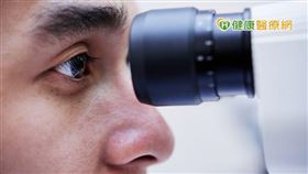 根據統計，亞洲第二型糖尿病患者中有近3成罹患視網膜病變，另一資料也顯示，糖尿病史達二十年後發生視網膜病變的患者人數更高達八成之多，顯見糖友除了剛確診糖尿病時需進行眼底檢查外，也應安排定期檢查。