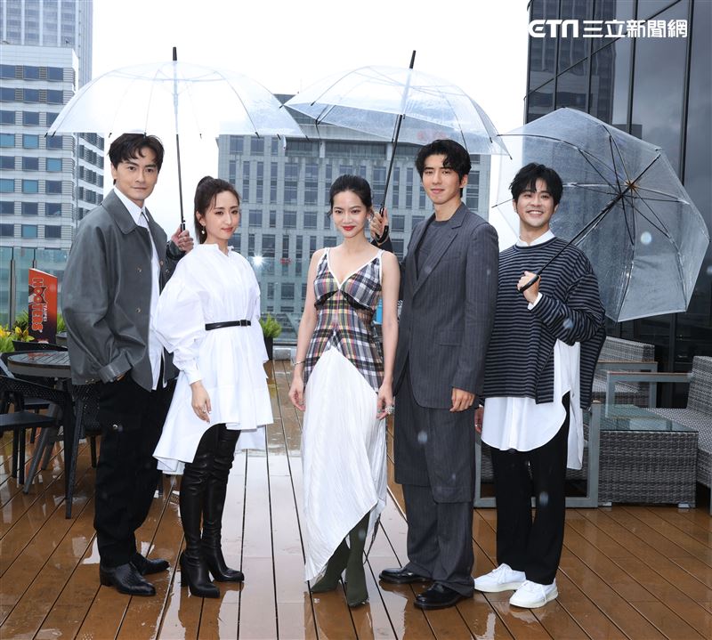 曾之喬、傅孟柏、顏毓麟、友情出演鄭元暢、柯佳嬿網劇末日愛情影集「無神之地不下雨」卡司發布會。（記者邱榮吉/攝影）