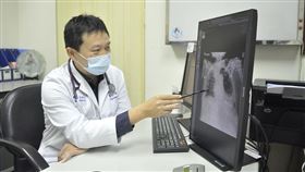 萬芳醫院感染科主治醫師蘇迎士呼籲長輩們應定期接種疫苗預防肺炎感染（圖／萬芳醫院提供）