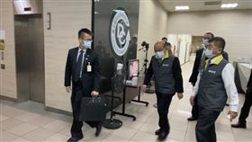 行政院長蘇貞昌今結束立院施政質詢結束後，晚間6點多臨時來到疾病管制署的中央流行疫情指揮中心視察。（圖／記者簡浩正攝影）
