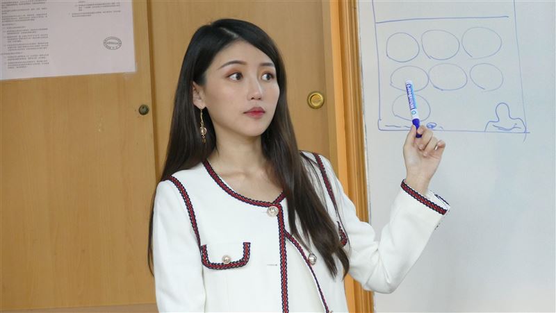 北商大驚見正妹教師　身份曝光狂被拍