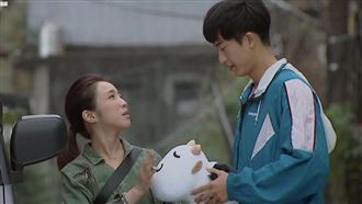 她丟包富家公子　一接電話竟落淚道歉