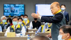 蘇貞昌視察中央流行疫情指揮中心。（圖／行政院提供）
