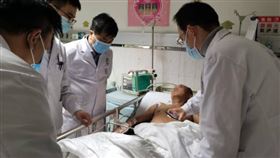 ▲西安空軍軍醫大學醫院為自宮男子做縫合手術。（圖／翻攝自空軍軍醫大學微博）