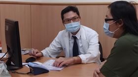 台中慈濟醫院代謝及減重中心主任李旻憲（左）關心葉女士術後狀況。（圖／台中慈院提供）