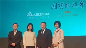 故宮國寶新視界8K影片放映　鄭崇華出席國立故宮博物院8日下午在院內播放系列影片「國寶新視界」，以8K高規格拍攝院內重要藏品，並透過台達電研發的8K投影機放映，能看見肉眼看不見的文物細節。故宮教育展資處處長徐孝德（左起）、副院長余佩瑾、台達電創辦人鄭崇華、台達基金會副董事長郭珊珊出席活動。中央社記者鄭景雯攝  109年12月8日