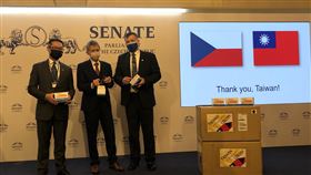 台贈捷克快篩試劑在捷克參議院議長維特齊（中）的見證下，駐捷克代表柯良叡（左）代表台灣生技業者凌越生醫贈送5千份快篩試劑給捷克。（駐捷克代表處提供）中央社記者林育立柏林傳真 109年12月9日