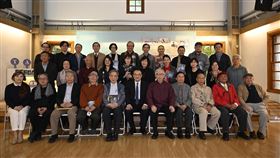 國美館推家庭美術館叢書由文化部所屬國立台灣美術館策劃，藝術家出版社及風景映畫創作社執行的109年度「家庭美術館－美術家傳記叢書」、「台灣傑出藝術家影音紀錄片」8日舉行發表會。文化部次長蕭宗煌（前排右6）、漫畫家劉興欽（前排右2）、藝術家吳炫三（前排右3）等人合影。（文化部提供）中央社記者鄭景雯傳真　109年12月8日