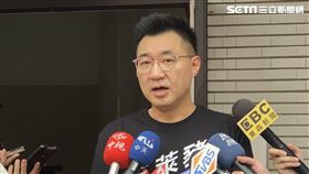 國民黨主席江啟臣率國民黨立委在議場前說明1122反萊豬遊行。 （圖／記者林恩如攝）