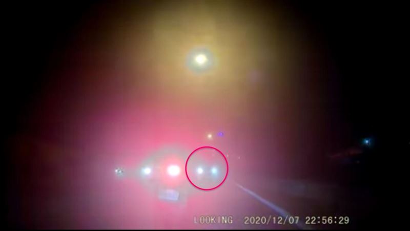 汽車違規超車　機車騎士小命差點被收