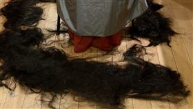 她剪掉5年長髮、男友竟不捨打包　網驚：帶回家作法？（圖／翻攝自靠北男友2.0）