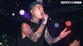 謝和弦在「THE WALL」開唱，舉辦「2203回來到」演唱會，近距離與粉絲對唱嗨翻了。（記者邱榮吉/攝影）