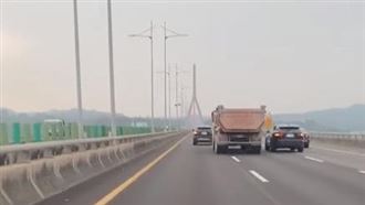 國道4黑車包夾砂石車　警方要查了