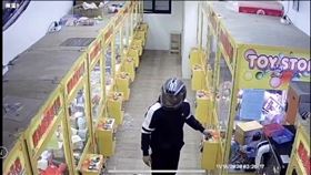 娃娃機,菲律賓籍,移工,破壞剪,監視器畫面