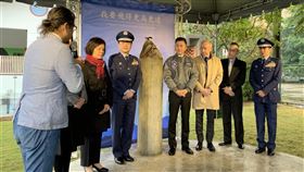 紀念飛官王同義　新竹東大飛行公園設藝術裝置新竹東大飛行公園設置藝術裝置「展翅高飛」，紀念飛官王同義的精神和英勇事蹟。新竹市長林智堅（右4）9日表示，此大愛精神永留市民心中。中央社記者郭宣(文三)攝　109年12月9日