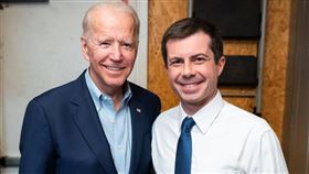 美國新聞網站Axios 8日引述知情人士報導，總統當選人拜登（左）考慮指派曾在初選中和他競爭的印第安納州南本德市前市長布塔朱吉（右）出任高階大使，可能請他派駐中國。（圖取自facebook.com/petebuttigieg）