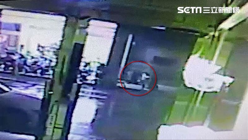 男頭破跪爬超商喊救命　監視器曝真相