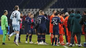 ▲巴黎聖日耳曼與伊斯坦堡BFK球員一起退賽抗議。（圖／美聯社／達志影像）