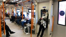 英國政府首席科學顧問瓦朗斯表示，儘管英國已展開大規模的武漢肺炎疫苗施打計畫，民眾可能還得戴口罩一年。圖為倫敦民眾搭地鐵戴口罩防疫。（中央社檔案照片）