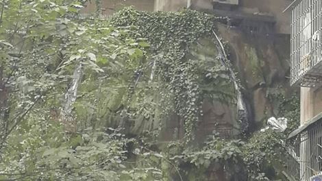 清懸崖垃圾驚見無頭石佛　居民嚇傻了