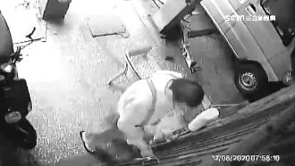 翁拿鑰匙亂開門　遭住戶問這句秒落跑