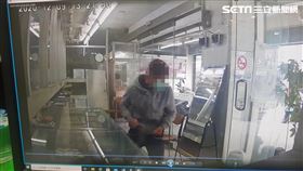 台南黃男搶走銀樓13萬元金項鍊，卻在銷贓時遭逮捕。（圖／翻攝畫面）