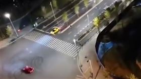 ▲兩輛跑車在上海街頭甩尾與飄移。（圖／截取自YouTube影片）