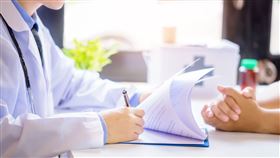 看醫生,問診（示意圖／攝影者jcomp／freepik）