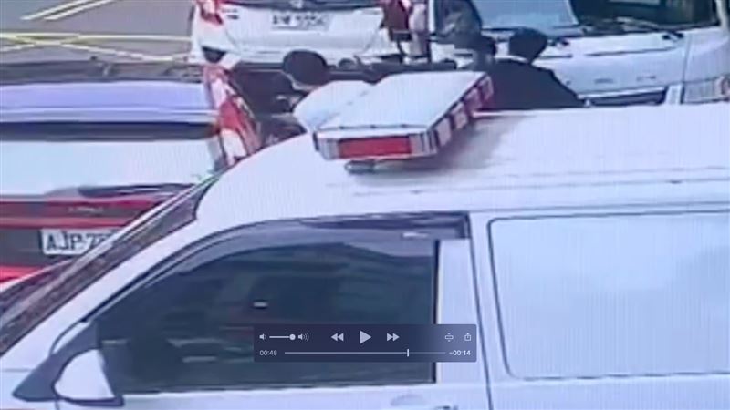 通緝犯就醫女友接應　脫逃畫面曝光