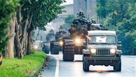 國軍戰備週  陸軍3部戰車罕見出現宜蘭街頭國軍第4季「戰備週」實兵演練進入第4天，陸軍蘭陽地區指揮部29日執行進入反擊待機位置遂行戰力防護任務，3部M60A3戰車罕見出現在宜蘭街頭，吸引不少居民目睹戰車英姿。（陸軍蘭陽地區指揮部提供）中央社記者沈如峰宜蘭縣傳真  109年10月29日
