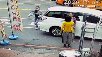 行人走斑馬線險被撞　副駕：我找律師