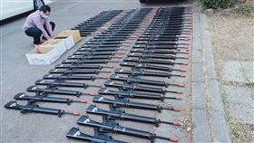 南投某高中報繳75把久未使用T65K2模擬槍南投縣政府警察局南投分局8日表示，縣內某所高中因教學用模擬槍長期未使用，配合槍砲彈藥刀械管制條例修法，共報繳75把教學用T65K2模擬槍。（南投警分局提供）中央社記者蕭博陽南投縣傳真  109年12月8日