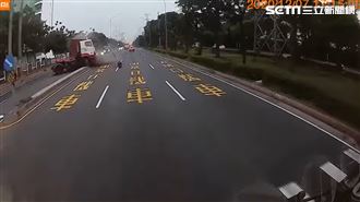 畫面曝光！貨車「折甘蔗」撞斷路燈