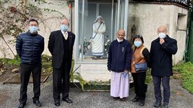 台梵攜手幫助延續德蕾莎修女大愛駐教廷大使李世明（左2）前往德蕾莎修女創辦的遊民之家捐贈物資，傳遞台灣積極響應國際人道救援的精神。（駐教廷大使館提供）中央社記者黃雅詩羅馬傳真  109年12月10日