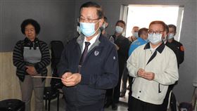 南投警摔車亡  林明溱：家屬若提國賠縣府會協助南投縣警察局交通警察隊15輛重機9日進行遠程訓練，簡姓小隊長返程時打滑摔車傷重不治；南投縣長林明溱（前）10日到靈堂慰問家屬，並表示，若調查確認路面錯誤施工造成喪命，家屬可提國家賠償，縣府一定協助。（南投縣政府提供）中央社記者蕭博陽南投縣傳真  109年12月10日