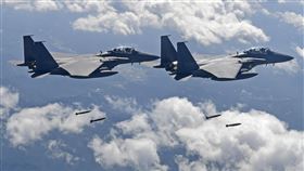 南韓空軍F-15戰機投射炸彈美日韓17日聯手於朝鮮半島上空實施武力展示軍演。圖為南韓空軍F-15戰機投射炸彈（取自美軍太平洋司令部官網）中央社記者曹宇帆洛杉磯傳真 106年9月19日