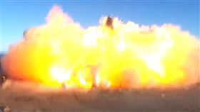 美國太空探索科技公司火箭「星艦」9日在德州海岸試飛，雖飛抵新高度，回程時卻降落失敗，炸成一團火球。（圖／翻攝自SpaceX YouTube頻道網頁youtube.com）
