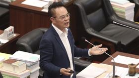 涉擦撞機車騎士致死  韓賜村判6月可易科罰金民進黨高雄市議員韓賜村涉開車擦撞余姓機車騎士，造成余男死亡。高雄地方法院10日上午依過失致死罪判處他6個月徒刑，可以一天新台幣1000元易科罰金，全案可上訴。圖為韓賜村10日上午於議會進行質詢。中央社記者董俊志攝  109年12月10日