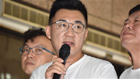 國民黨主席江啟臣，林為洲，羅智強送交反瘦肉精豬肉及公投綁大選二項公投案第一階段連署書（圖／記者李國綸攝影）