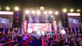 花蓮自辦旅行社獎勵計畫申請踴躍　提前截止花蓮縣政府觀光處代理處長張志翔10日指出，為延續國旅熱度，縣府在中央推出安心旅遊補助後，再加碼逾新台幣400萬經費，推出「旅行社獎勵計畫2.0」，原訂申請時間到15日，但因申請件數熱絡，已達預算上限，提前在7日截止，即日起不開放受理。圖為2020年花蓮跨年晚會。（花蓮縣政府提供）中央社　109年12月10日