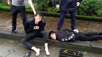 通緝犯沒上銬、用手機　警內部將懲處