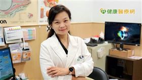 台北慈濟醫院眼科部沈姵妤副主任建議，有些患者會自行到藥局買眼藥水來使用，但其實有些含防腐劑的藥水是不能點的，因為防腐劑可能會吸附在隱形眼鏡上面，造成眼睛反覆接觸防腐劑，因此若要保持眼睛濕潤，建議選擇不含防腐劑的人工淚液對眼睛較安全。