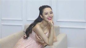 吉娜愛麗絲曬孕肚。（圖／翻攝自吉娜愛麗絲微博）